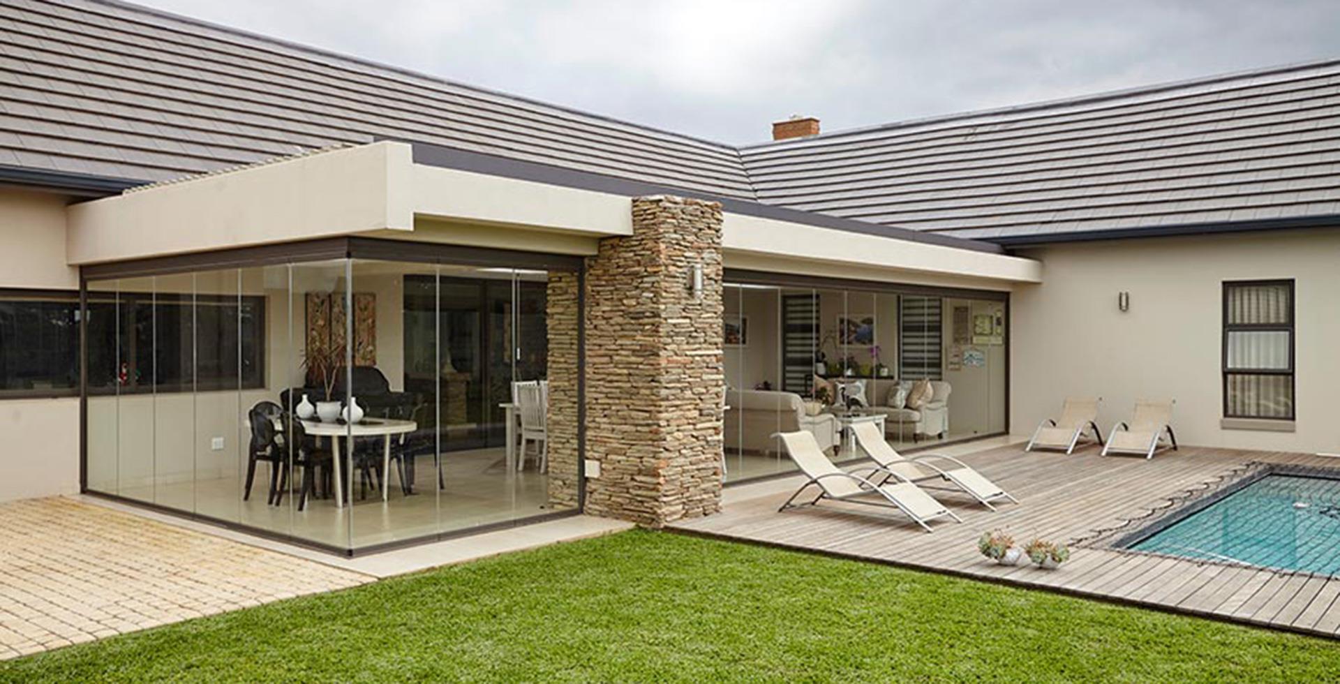 Baie vitrée coulissante-pivotante